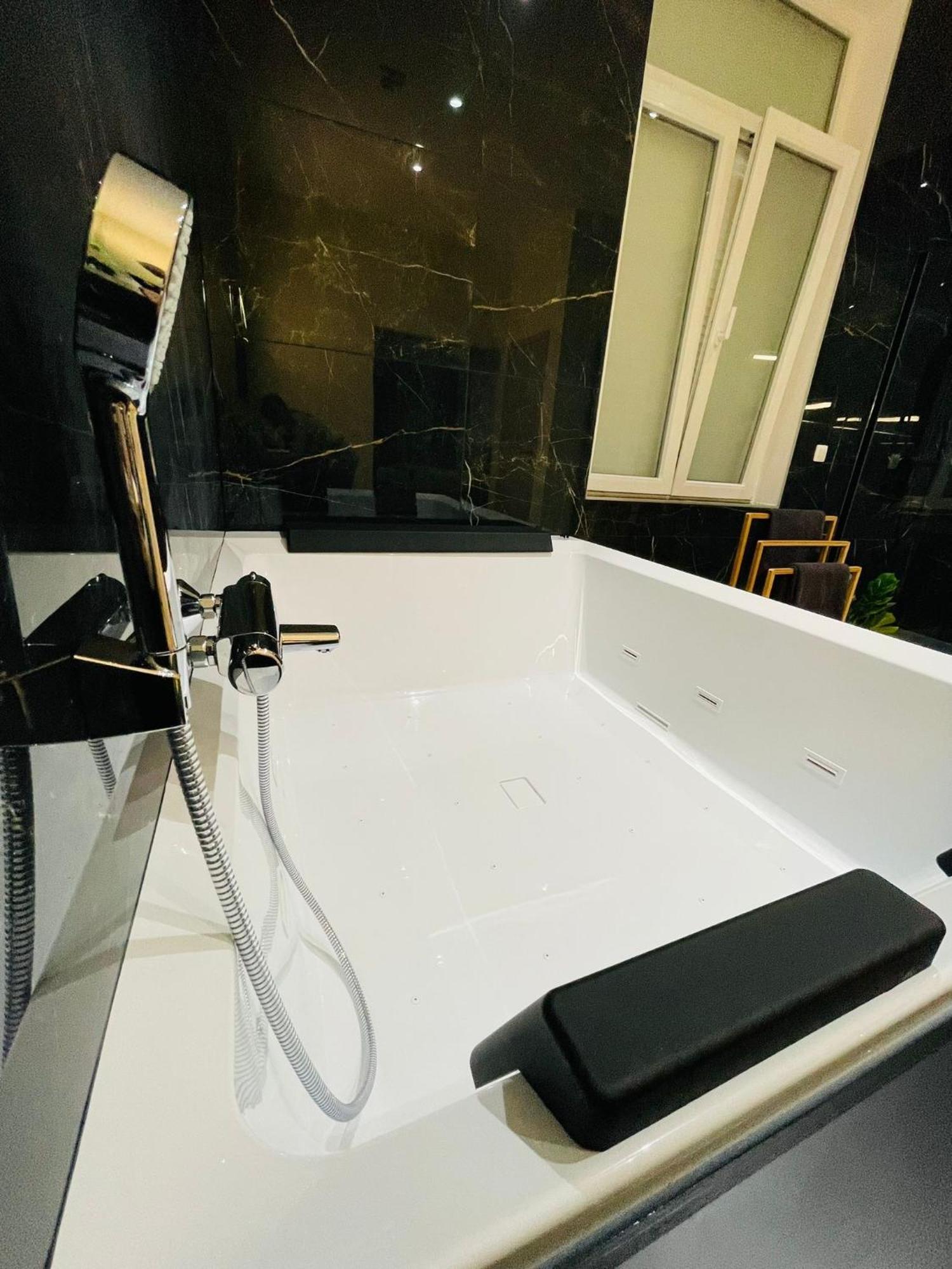 Appartement Exotique Avec Bain Balneo Liege Exterior photo